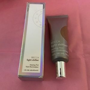 Becca Light Shifter Dewing Tint Light Year 4